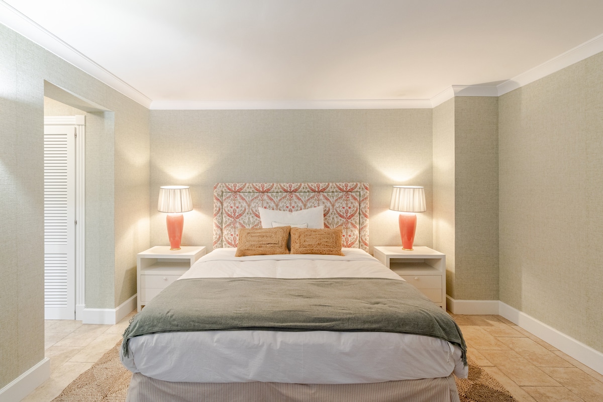 Private en-suite bedroom located in the basement with its own living area and fully equipped kitchen. Ideal for staff, nannies, or additional guests seeking independence and privacy. Comfortable, well lit, and fully air conditioned.