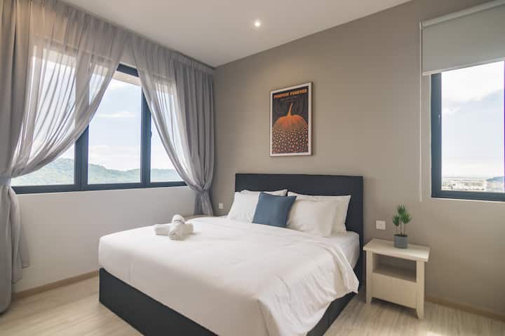 El dormitorio cuenta con un cómodo colchón King Koil Trizone Support Bed, 4 almohadas de alta calidad, sábanas frescas, amplio espacio de almacenamiento y cortinas opacas para una estadía tranquila con la máxima comodidad. ¡Perfecto para un buen descanso después de un largo día!