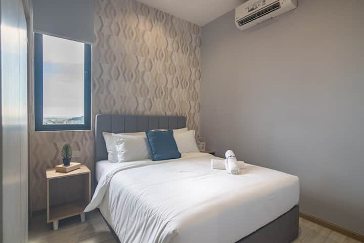 El dormitorio cuenta con un cómodo colchón King Koil Trizone Support Bed, 4 almohadas de alta calidad, sábanas frescas, amplio espacio de almacenamiento y cortinas opacas para una estadía tranquila con la máxima comodidad. ¡Perfecto para un buen descanso después de un largo día!