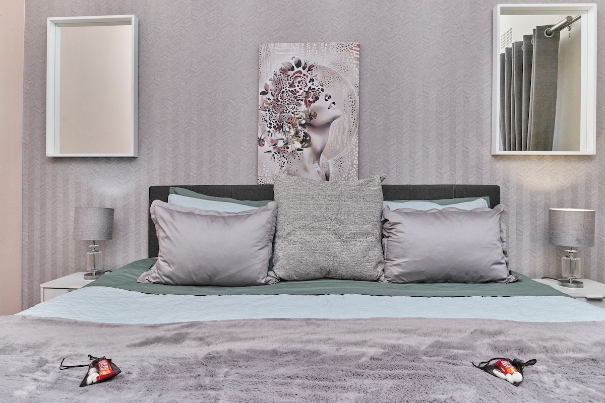 Prekrasan, raskošan bračni krevet prekriven posteljinom vrlo dobre kvalitete. Ova spavaća soba jamči kvalitetan san za svakoga.