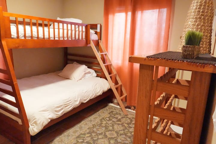 Pacha wa starehe juu ya kitanda cha ghorofa nzima anasubiri tukio lako la usiku kucha,  kukuwezesha kuzungumza usiku kucha! Mwonekano wa nje unaweza kukushangaza- una mwonekano mzuri wa miamba na mandhari inayozunguka nyumba ya mbao.