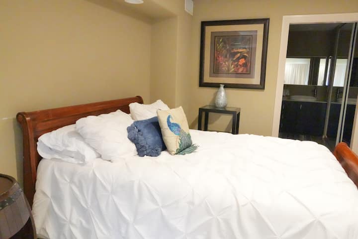 Chumba hiki kikuu kiko chini ya ghorofa na kina bafu lililounganishwa na bafu la kifahari na sinki kuu 2.