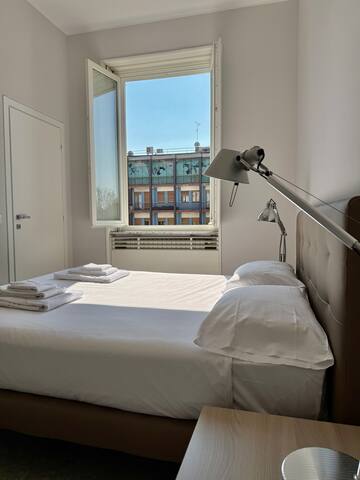 Bright 2 Bed Flat w/ Balcony on Porta Lodovica!