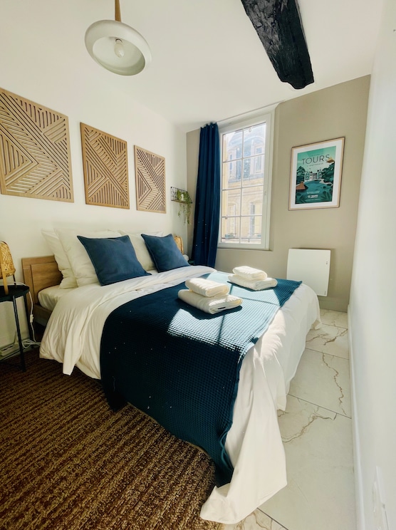 Chambre équipée d'un lit 140x190, deux oreillers hauts et 2 oreillers bas.
La fenêtre est équipée de volet et d'un rideau occultant.
Chaque table de chevet est équipée de sa lampe de chevet et d'une multiprise pour vos équipements.