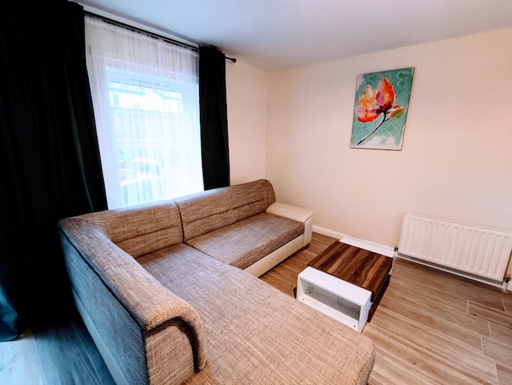 Centre Prime Apartment B, Parking, Sleeps 6 - Belfast