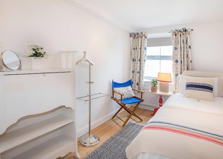 Un lit simple dans la chambre 5 au premier étage. 