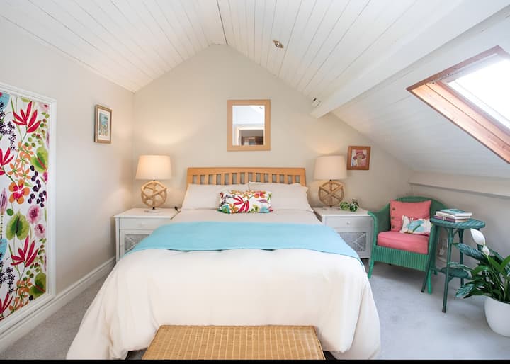 Vue sur le lit double et les tables d'appoint. 