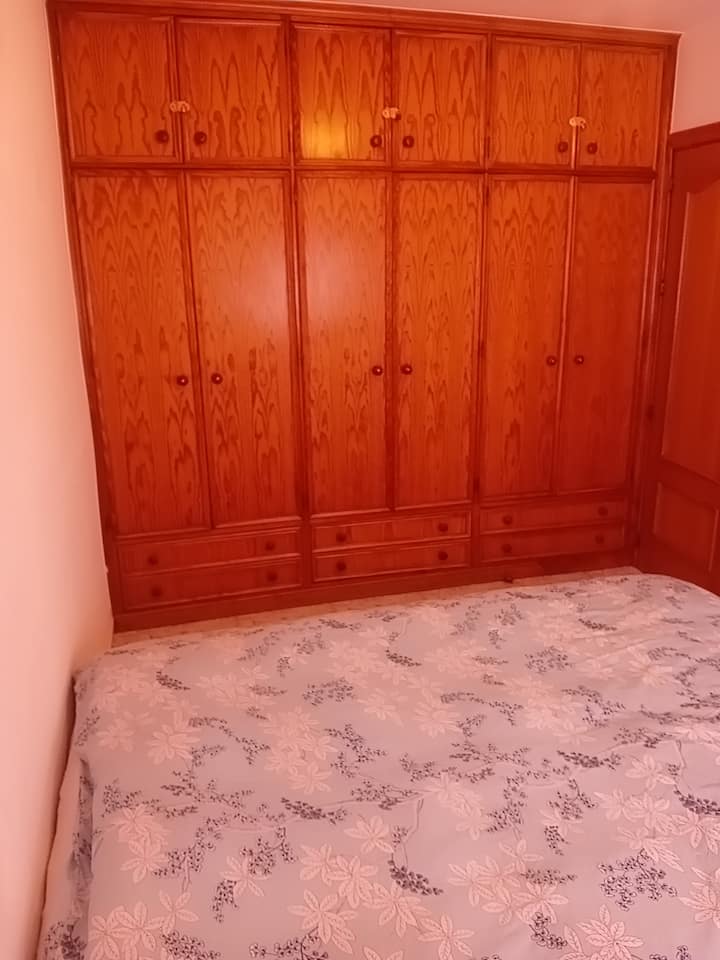 Достапни се два плакара, од кои едниот има лични работи.