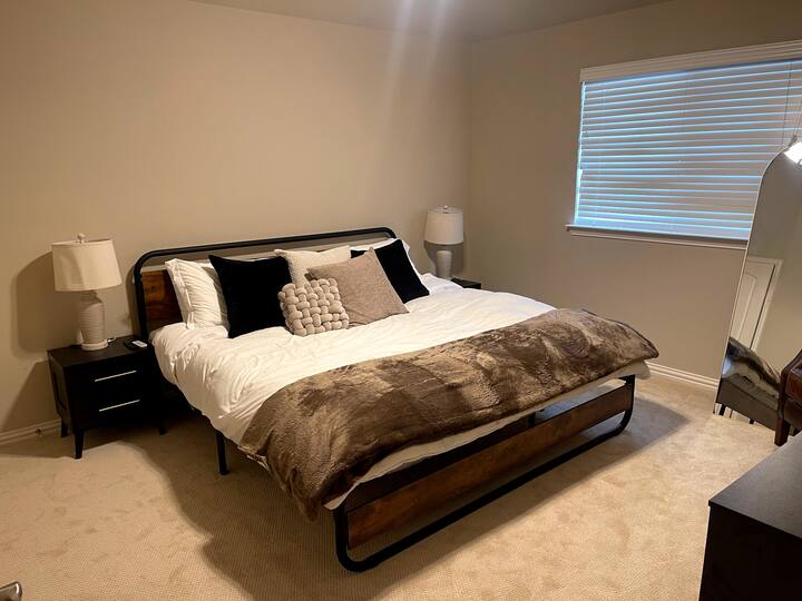 Kitanda cha kifahari cha ukubwa wa kifalme, burudani na televisheni mahiri ya HD, kabati la kujipambia na viango vya mbao kwenye kabati lenye nafasi kubwa. Kwa urahisi zaidi, taa zinajumuisha kituo cha kuchaji kilichojengwa ndani, kwa hivyo unaweza kuchaji vifaa vyako kwa urahisi unapopumzika.
