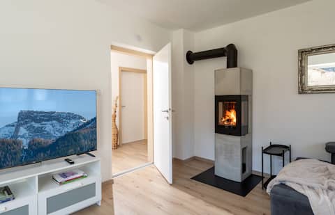 Newly furnished, cozy 2 BR Flat!