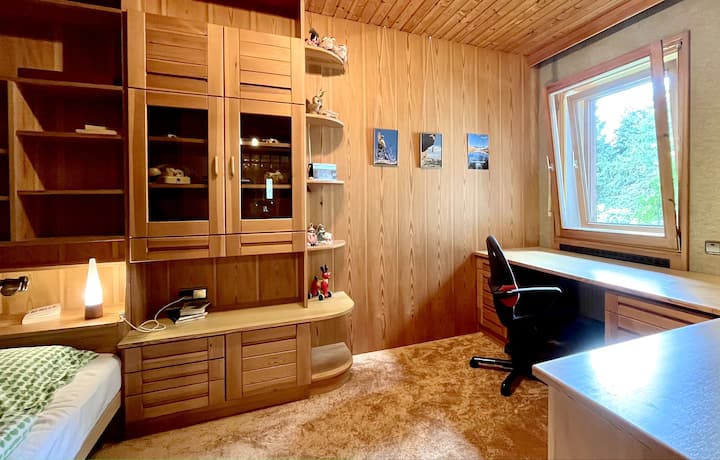 Además de una cama y un montón de espacio de almacenamiento, esta habitación también ofrece la oportunidad ideal para una oficina en casa. El escritorio grande, la silla de oficina ajustable, un monitor para tu computadora portátil, wifi rápido e incluso una impresora están disponibles para trabajar.