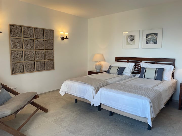 Chambre avec lits jumeaux/king size et salle de bain attenante avec antichambre à l'étage inférieur