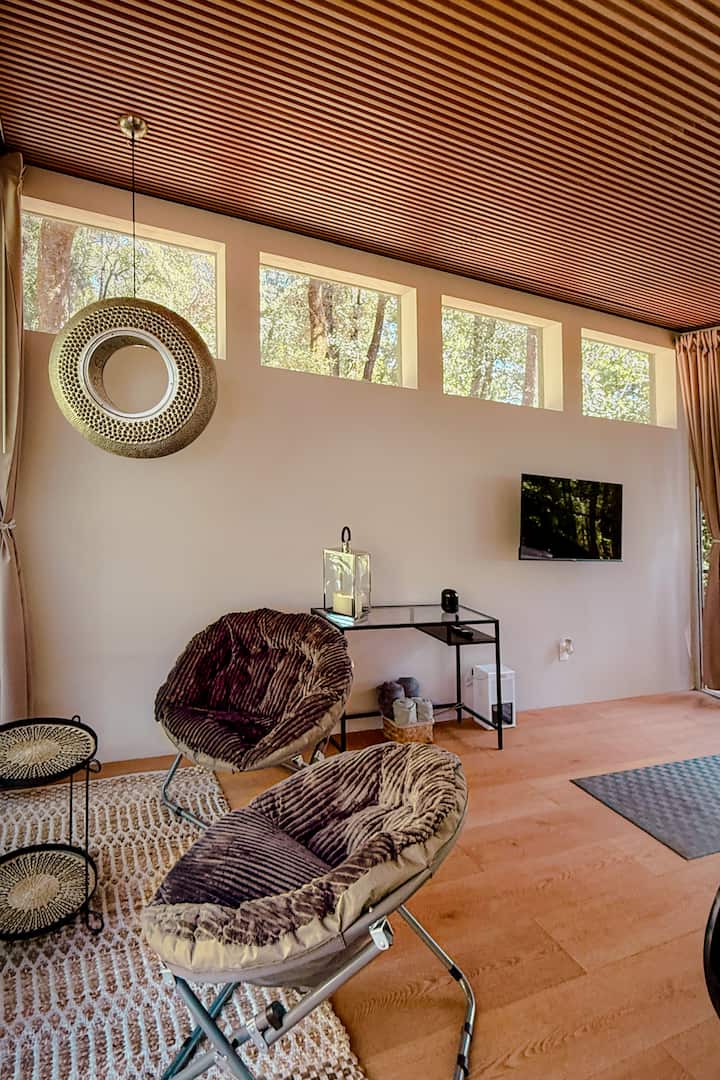 Dalje e rehatshme ideale për të punuar në ditët me shi ose për të shijuar një kafe ose çaj të pasur duke shijuar një perëndim të kuq të diellit 