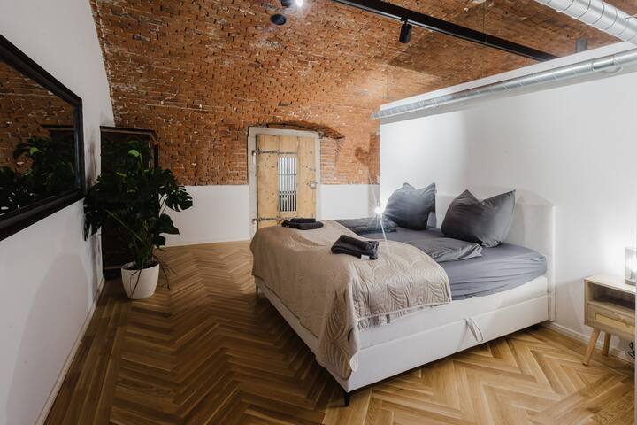 Odpočívajte pokojne v priestrannej spálni s prémiovou posteľnou bielizňou a očarujúcimi historickými detailmi.