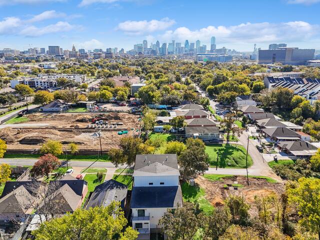 Upscale Group Getaway | Sleeps 25, Downtown Dallas gallery image 5