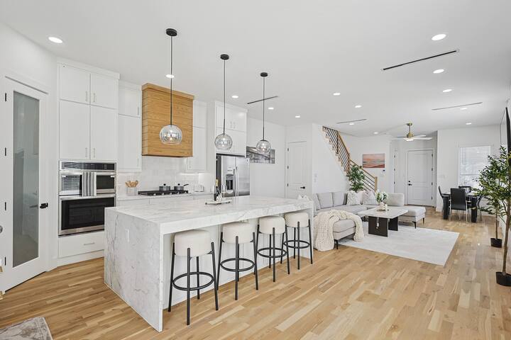 Upscale Group Getaway | Sleeps 25, Downtown Dallas gallery image 2