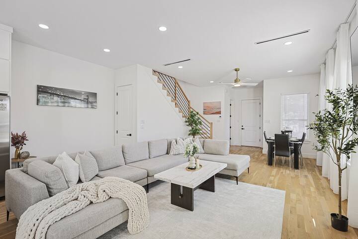 Upscale Group Getaway | Sleeps 25, Downtown Dallas gallery image 4