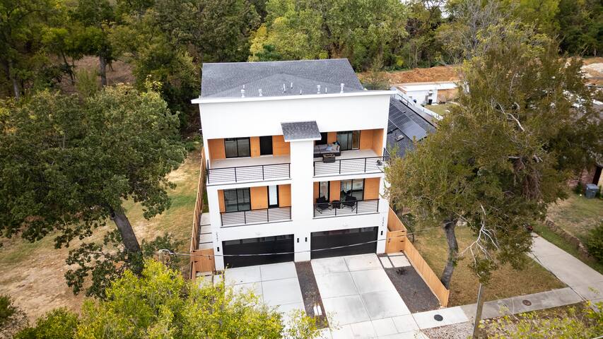 Upscale Group Getaway | Sleeps 25, Downtown Dallas gallery image 3