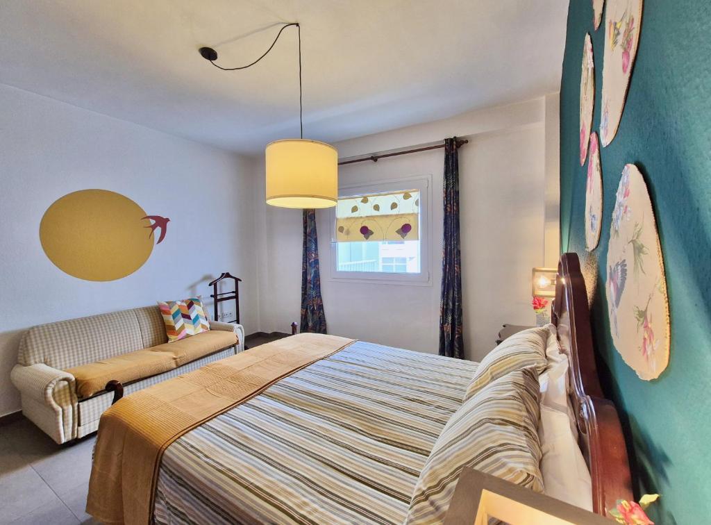 Ova privlačna spavaća soba pruža udobnost, moderno uređenje i mirno utočište.