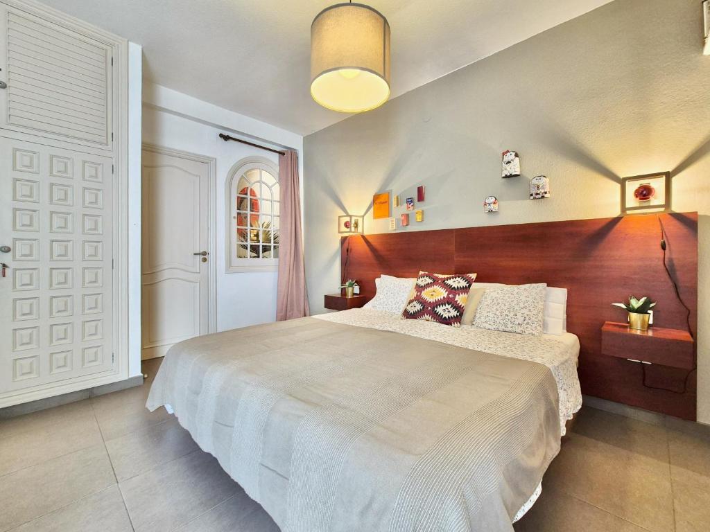 Opustite se u ovoj šarmantnoj spavaćoj sobi s plišanom posteljinom, toplim ambijentom i svim osnovnim sadržajima za ugodan boravak.