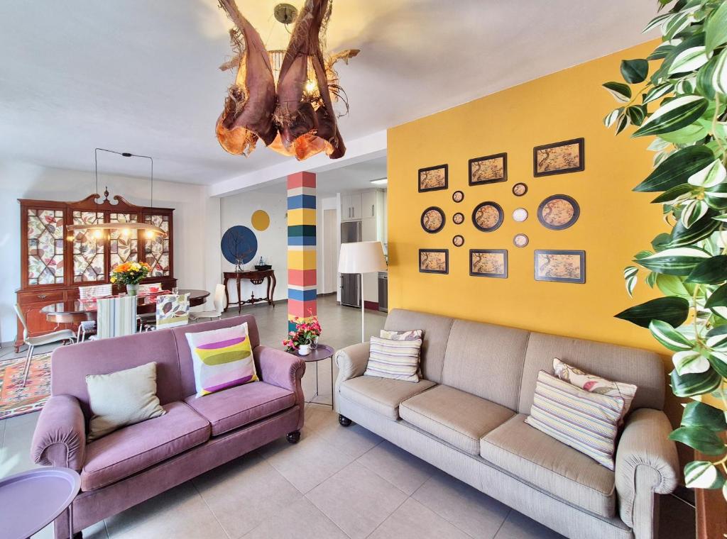 Naš udoban, ali moderan dnevni boravak ima plišana sjedala, toplo osvjetljenje i elegantan TV - savršen za filmske večeri ili jutarnju atmosferu kave.