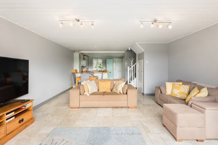 Spring Lake Lodge | Lakeside | Parking - Cirencester