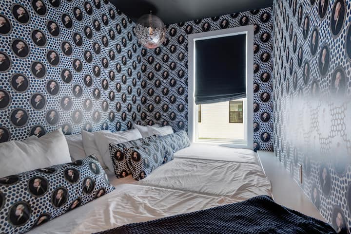 *Este espacio flexible ofrece 3 camas dobles, papel pintado personalizado y cortinas.