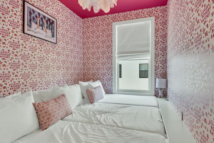 *Construido a medida en 3 camas individuales, cortinas personalizadas y papel pintado.