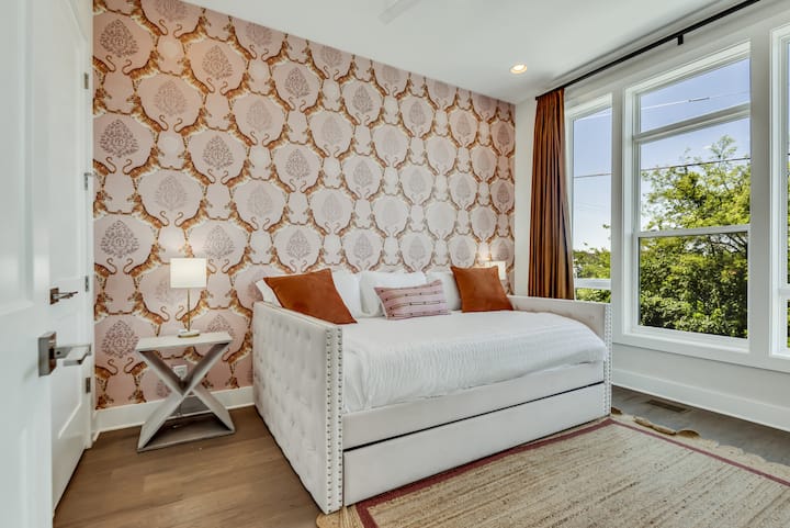 *Cuenta con una cama tamaño queen con cama nido, papel pintado personalizado y cortinas.