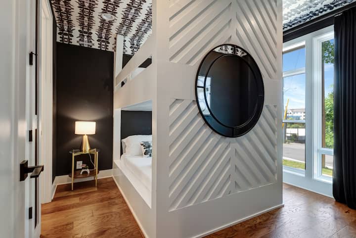 *El dormitorio de invitados del primer piso tiene literas personalizadas tamaño queen y ofrece un baño completo.