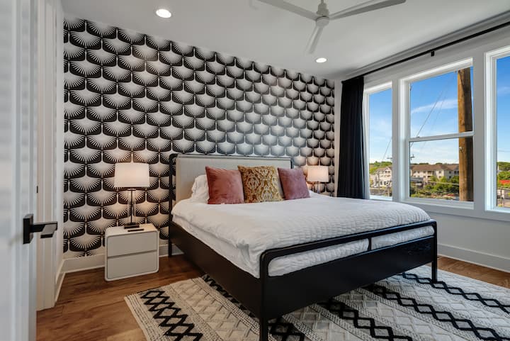 *La amplia suite principal está bien equipada con una cama tamaño king, sábanas de lujo, televisión inteligente, vestidor grande y mucho espacio para estirarse y acomodarse en esta casa de ensueño de Music City.
