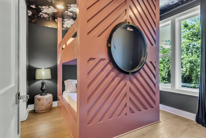 *Esta hermosa suite de invitados en el piso principal (2º) cuenta con camas queen sobre queen integradas y personalizadas.