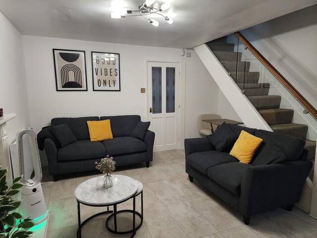 My Holiday Home- 2 Bed House- Private Parking gallery image 5