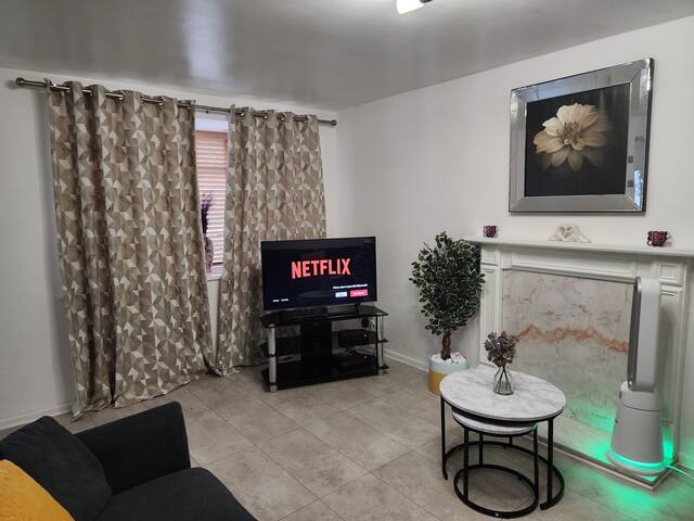 My Holiday Home- 2 Bed House- Private Parking gallery image 2