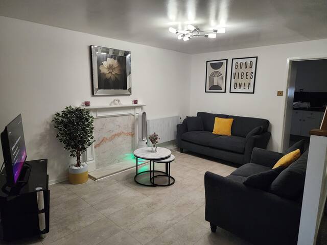 My Holiday Home- 2 Bed House- Private Parking gallery image 3