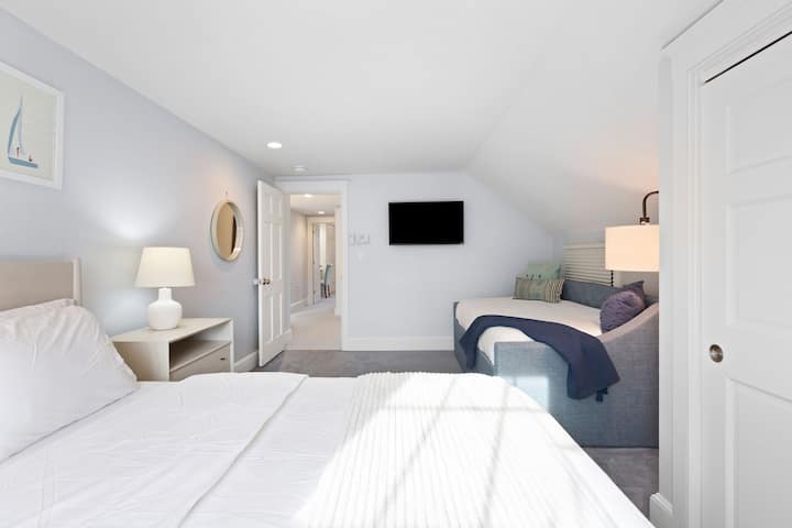 ️✨ Comfort for all! This bedroom on the second floor features a queen-size bed with hotel-quality linens, a twin daybed, and a smart TV—perfect for relaxing, streaming, or getting a great night's sleep. 