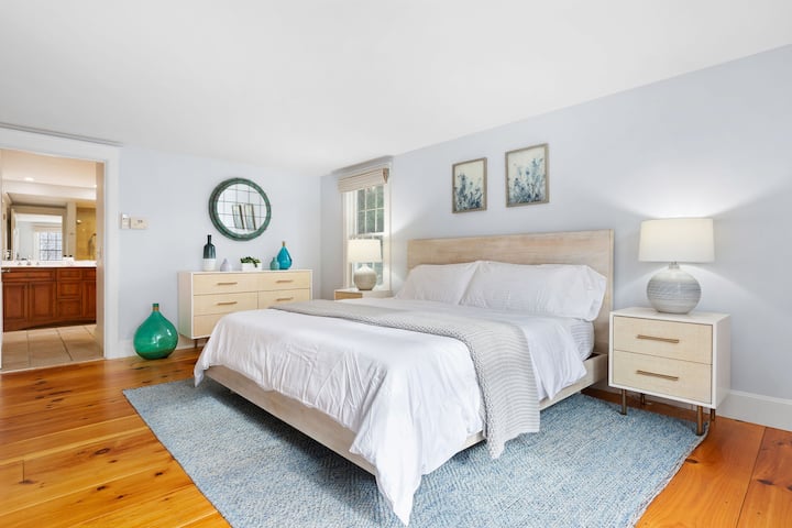 ✨ Relax in comfort and style! This spacious bedroom features a luxurious king-size bed, hotel quality linens, a private ensuite full bathroom, and a smart TV. Unwind and recharge in your own private retreat—perfect for a restful getaway! 