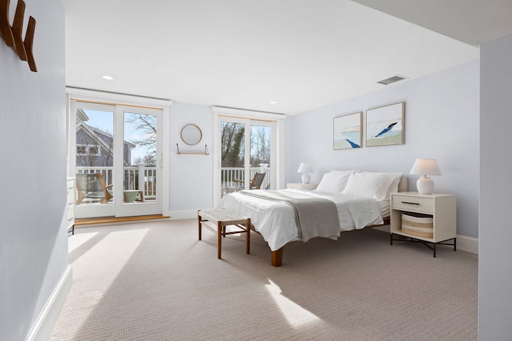 ️✨ Comfort meets relaxation! This bedroom features a queen-size bed with hotel-quality linens, a smart TV, and a private deck with seating for two—perfect for morning coffee or unwinding under the stars. ☕