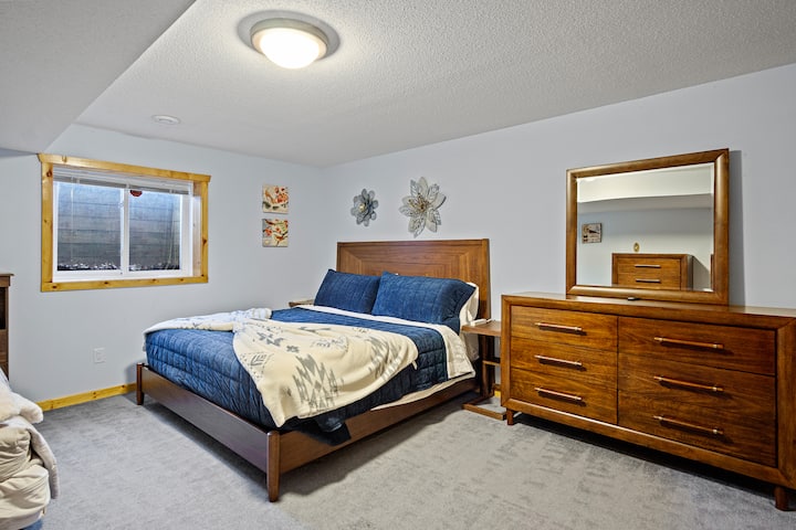 ห้องนอน 5: ห้องนอนชั้นล่างพร้อมเตียงคิงไซส์เตียงคู่ทีวีตู้เสื้อผ้าและตู้เสื้อผ้า