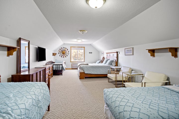 ห้องนอน 6: พื้นที่ลอฟท์ชั้นบนมี 5 เตียงพื้นที่นั่งเล่นทีวีและตู้เสื้อผ้า ใช่ห้องนอนนี้กว้างขวางมากมีประตูไปยังพื้นที่นั่งเล่นใต้หลังคาเพื่อความเงียบสงบและเป็นส่วนตัว