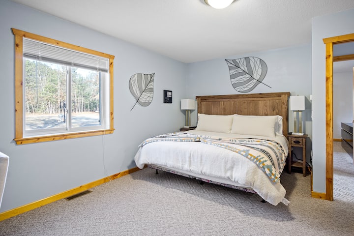 ห้องนอน 1: ห้องนอนหลักชั้นหลักพร้อมเตียงคิงไซส์ห้องน้ำเต็มรูปแบบส่วนตัวโต๊ะทำงานสำหรับทำงานจากระยะไกลตู้เสื้อผ้าสุภาพบุรุษและทีวี 