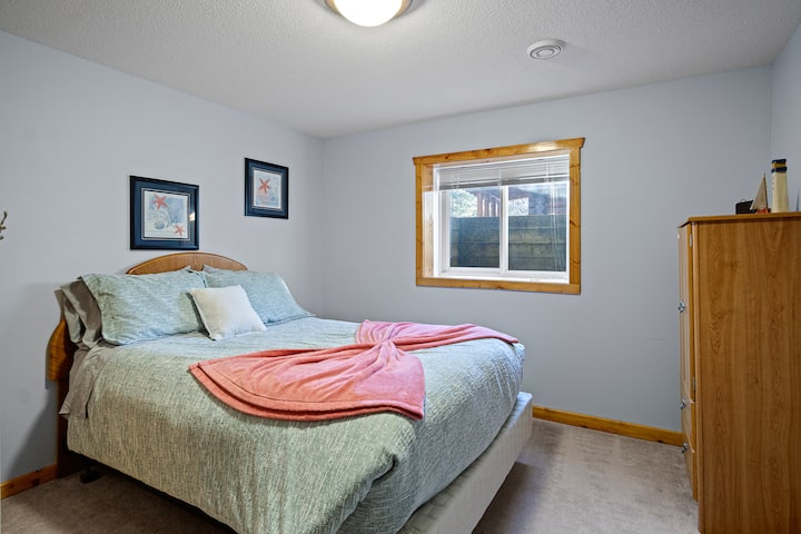 ห้องนอน 3: ห้องนอนชั้นล่างพร้อมเตียงขนาดควีนไซส์ตู้เสื้อผ้าทีวีและตู้เสื้อผ้า