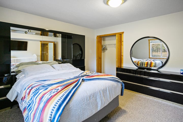 ห้องนอน 2: ห้องนอนชั้นหลักพร้อมเตียงขนาดควีนไซส์เตียงเด็กอ่อนทีวีตู้เสื้อผ้าและตู้เสื้อผ้า