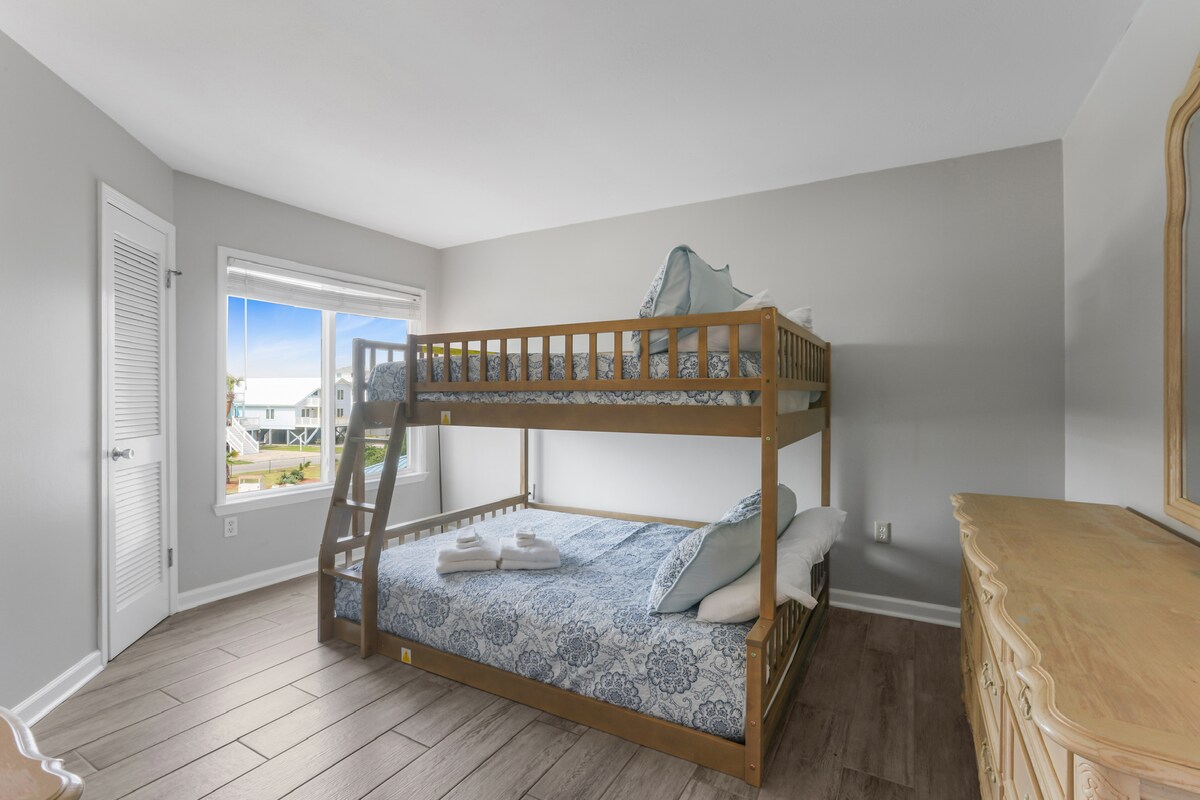 ห้องเตียงสองชั้นที่อบอุ่นนี้เหมาะสำหรับครอบครัว ชวนให้หัวเราะ เล่าเรื่องราวยามดึก และฝันหวานหลังจากใช้เวลาทั้งวันอยู่กลางแสงแดด