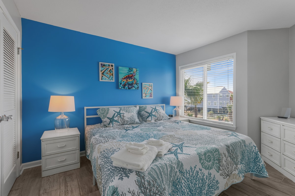 ลอยไปกับสีสันริมชายฝั่งที่สดใสและตื่นขึ้นพร้อมกับแสงอันอ่อนโยนของวันใหม่ริมชายหาด