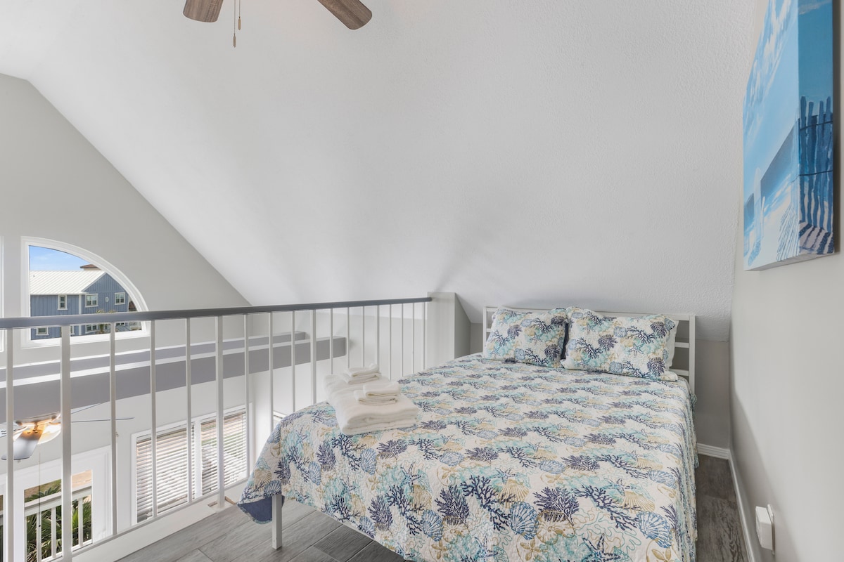 ตื่นขึ้นมาในพื้นที่ลอฟท์ที่อบอุ่นนี้พร้อมแสงธรรมชาติอันนุ่มนวลและวิวชายฝั่งที่เงียบสงบรอบๆ