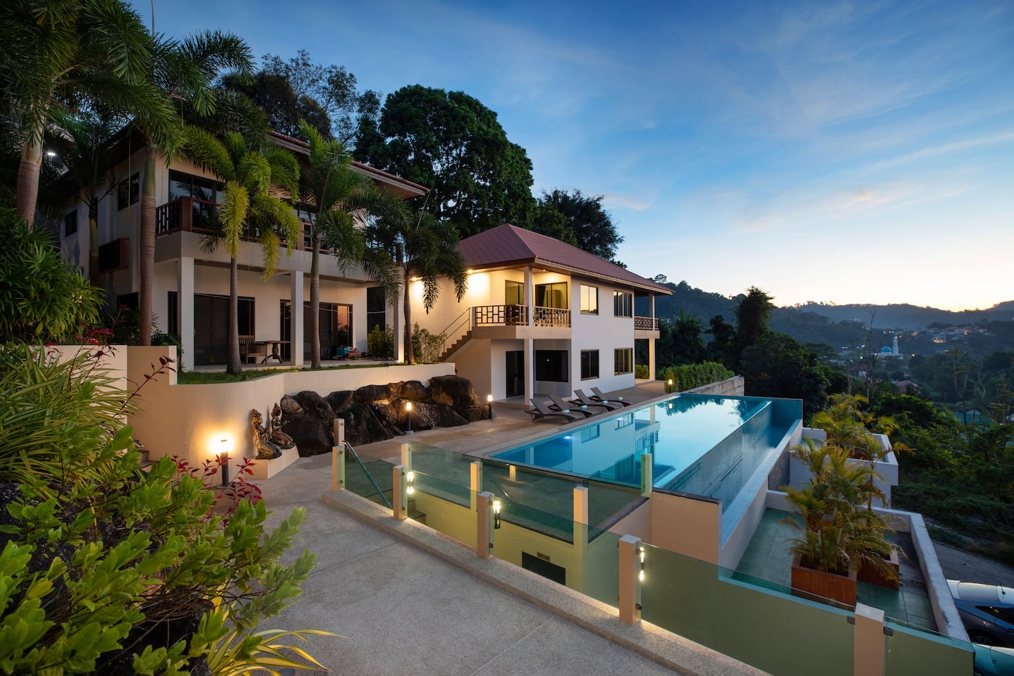 Baan Chom View poolside apartment
