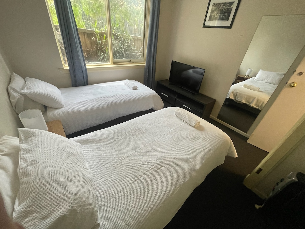 Dormitorio 1 con televisor inteligente