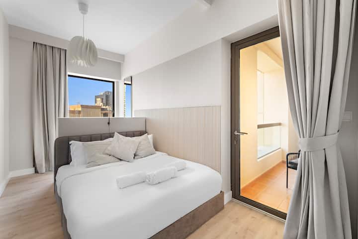 Udobna spavaća soba: svijetla soba sa stilskim uređenjem i balkonom s prekrasnim pogledom na grad!