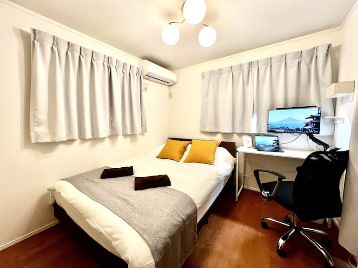 我们准备了一张电脑桌和办公椅，方便您工作